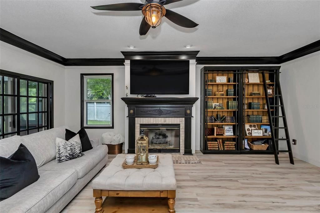 合同活跃: $969,999 (5 贝兹, 3 浴室, 4840 平方英尺)