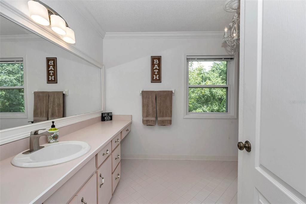 合同活跃: $969,999 (5 贝兹, 3 浴室, 4840 平方英尺)