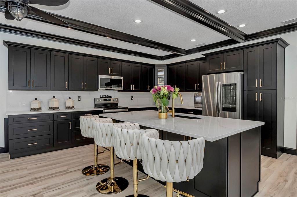 合同活跃: $969,999 (5 贝兹, 3 浴室, 4840 平方英尺)