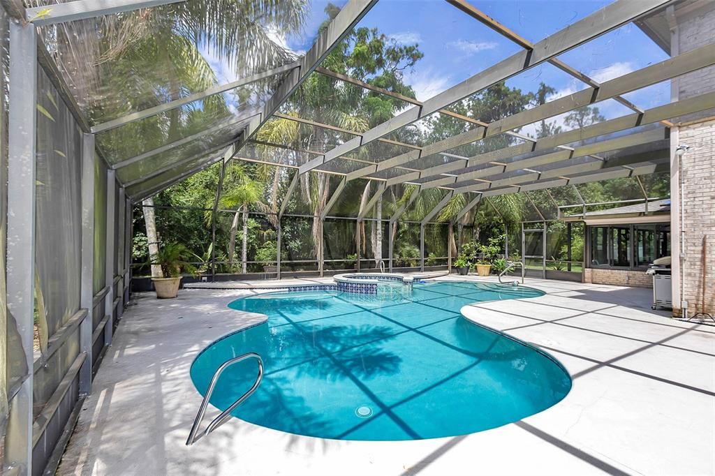 合同活跃: $969,999 (5 贝兹, 3 浴室, 4840 平方英尺)