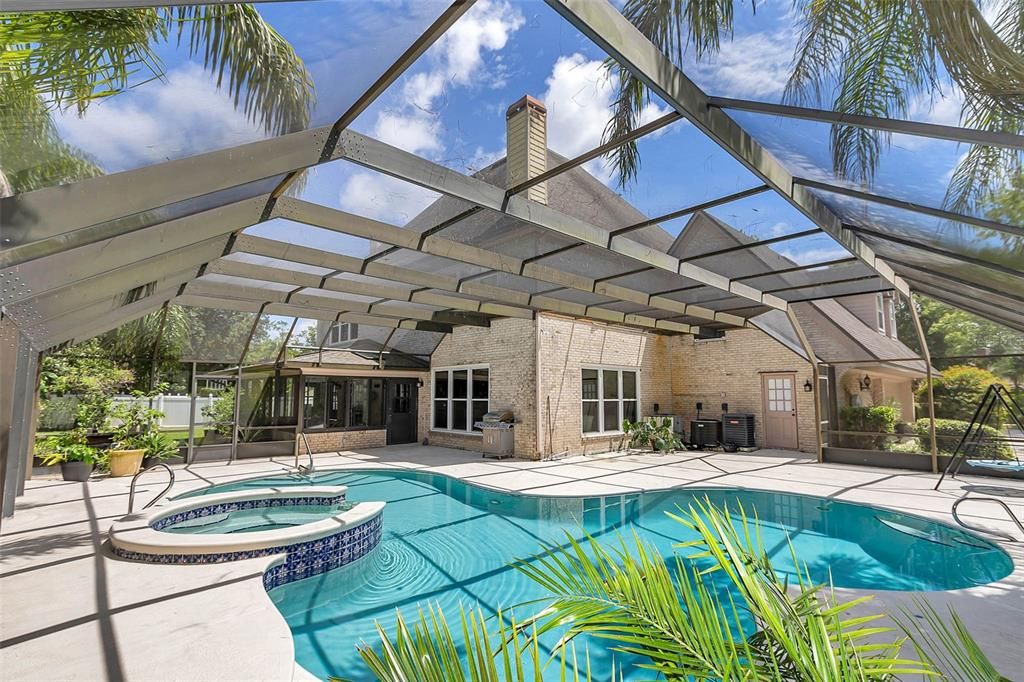 合同活跃: $969,999 (5 贝兹, 3 浴室, 4840 平方英尺)