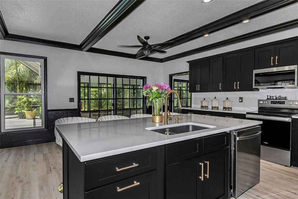 合同活跃: $969,999 (5 贝兹, 3 浴室, 4840 平方英尺)