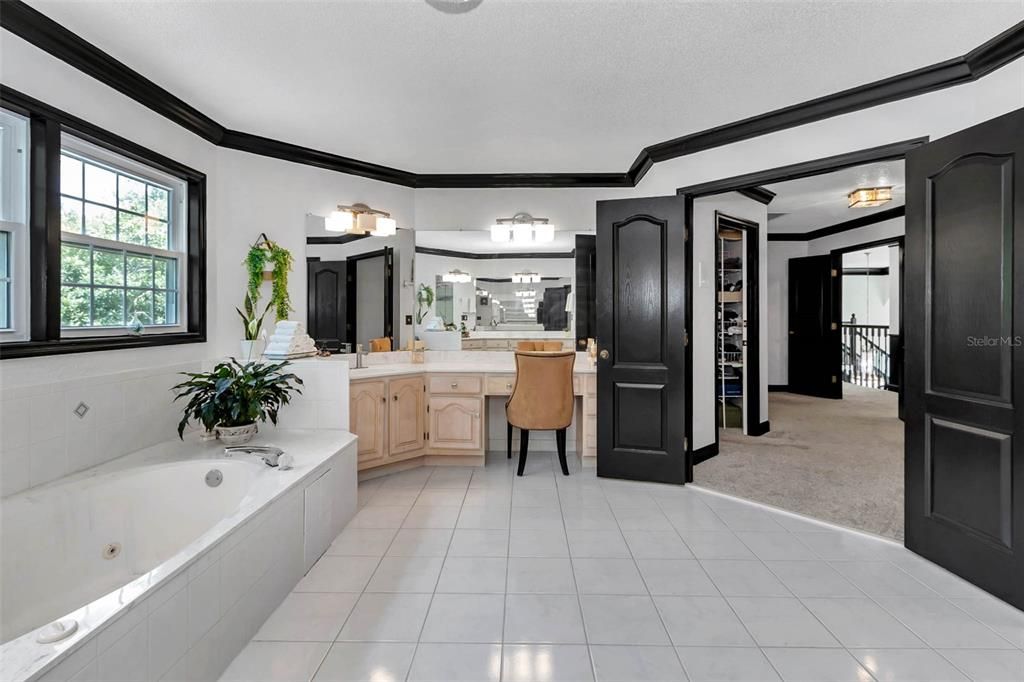 合同活跃: $969,999 (5 贝兹, 3 浴室, 4840 平方英尺)