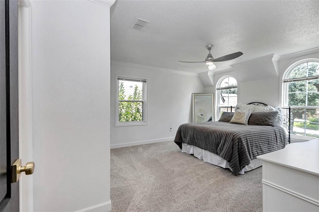 合同活跃: $969,999 (5 贝兹, 3 浴室, 4840 平方英尺)