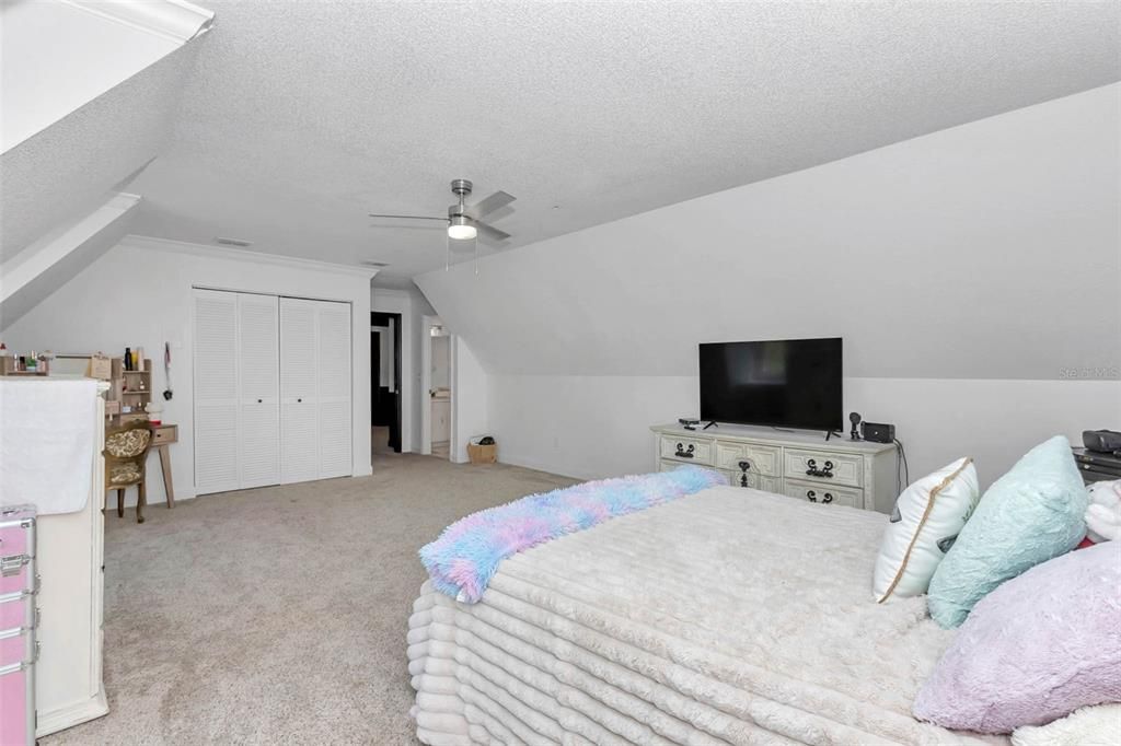 合同活跃: $969,999 (5 贝兹, 3 浴室, 4840 平方英尺)