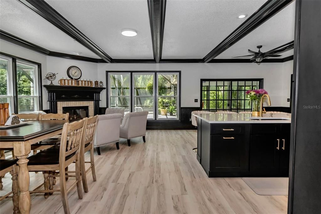 合同活跃: $969,999 (5 贝兹, 3 浴室, 4840 平方英尺)