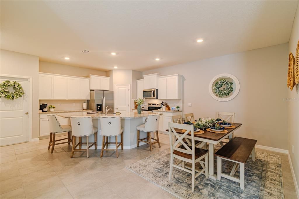 合同活跃: $250,000 (3 贝兹, 2 浴室, 1565 平方英尺)