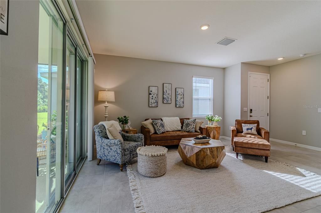 合同活跃: $250,000 (3 贝兹, 2 浴室, 1565 平方英尺)