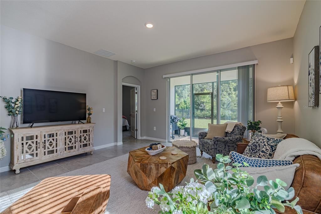 合同活跃: $250,000 (3 贝兹, 2 浴室, 1565 平方英尺)