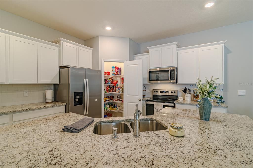 合同活跃: $250,000 (3 贝兹, 2 浴室, 1565 平方英尺)