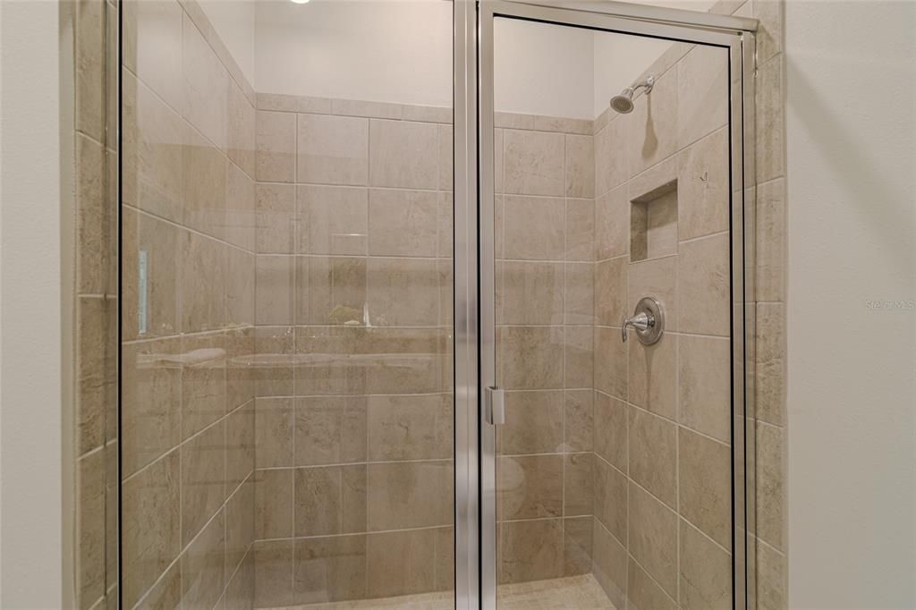 合同活跃: $250,000 (3 贝兹, 2 浴室, 1565 平方英尺)