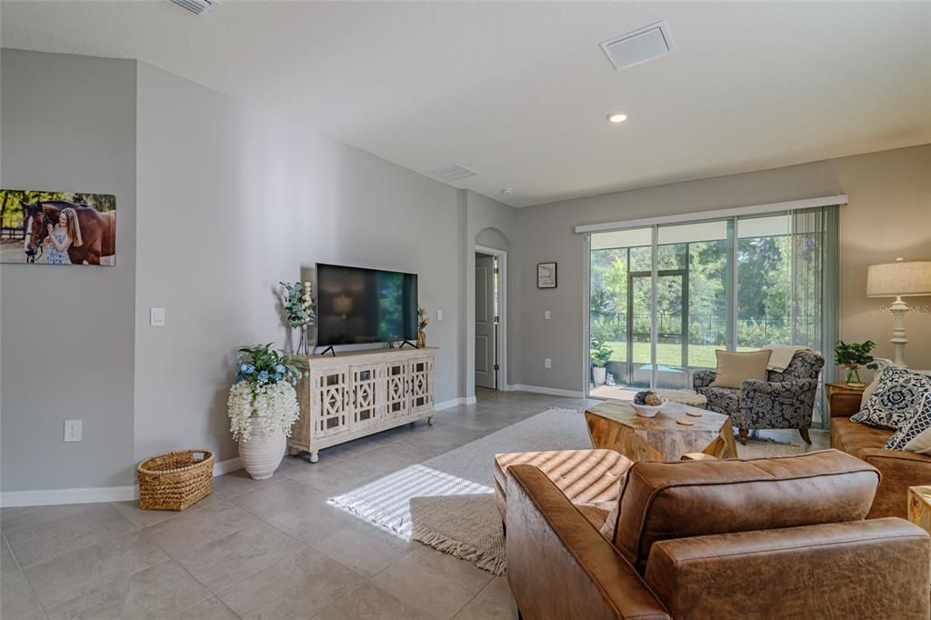 合同活跃: $250,000 (3 贝兹, 2 浴室, 1565 平方英尺)