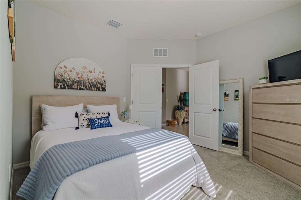 合同活跃: $250,000 (3 贝兹, 2 浴室, 1565 平方英尺)