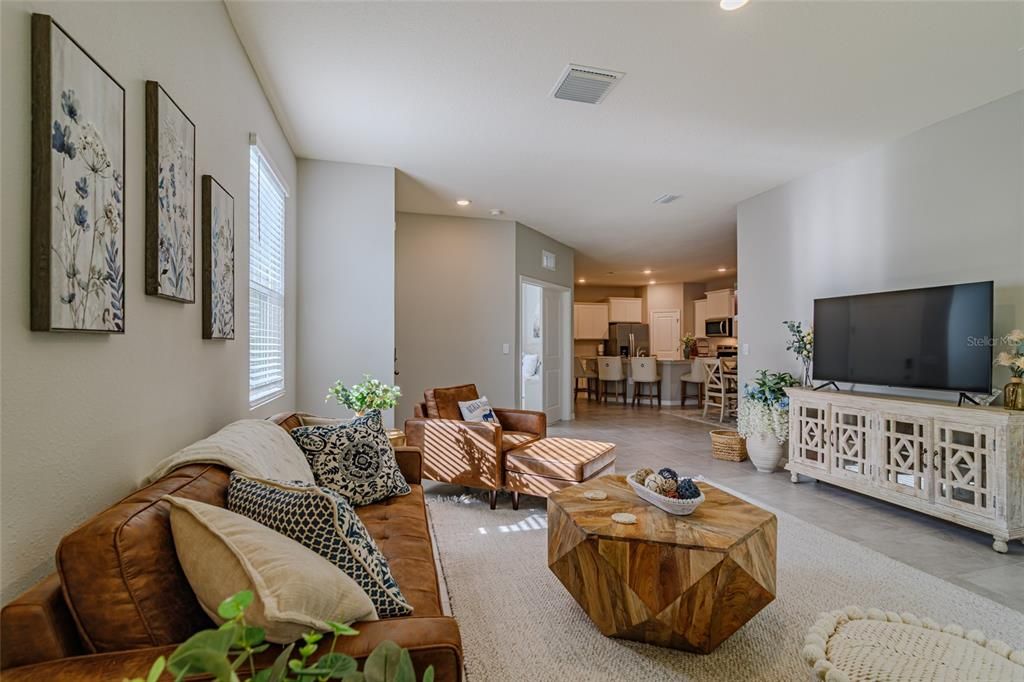 合同活跃: $250,000 (3 贝兹, 2 浴室, 1565 平方英尺)