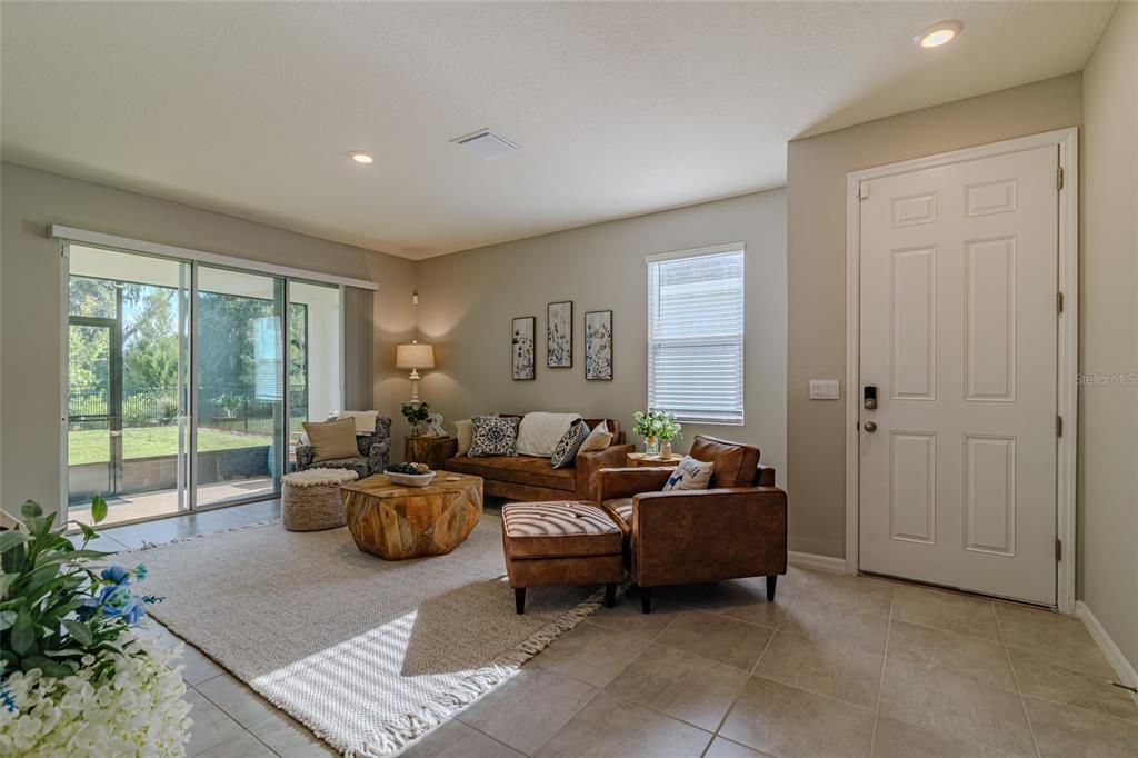 合同活跃: $250,000 (3 贝兹, 2 浴室, 1565 平方英尺)