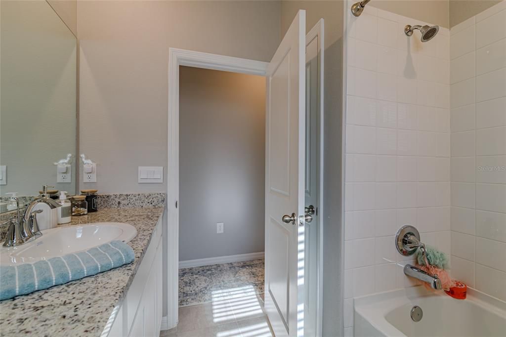 合同活跃: $250,000 (3 贝兹, 2 浴室, 1565 平方英尺)