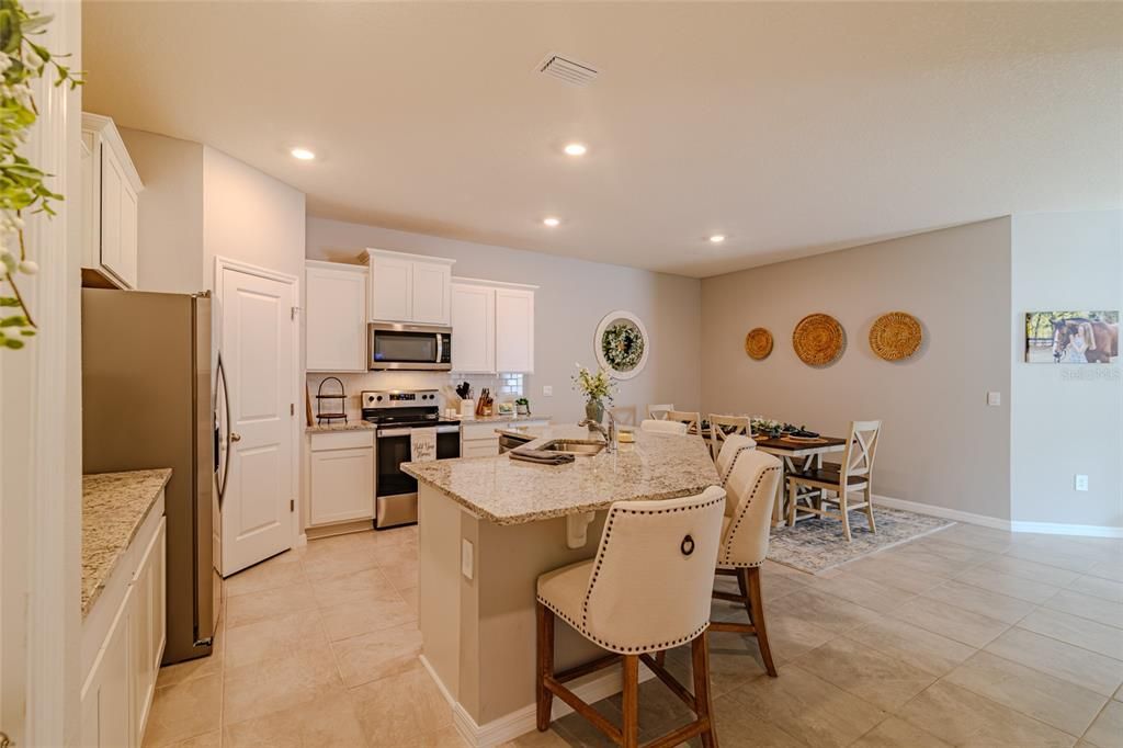 合同活跃: $250,000 (3 贝兹, 2 浴室, 1565 平方英尺)