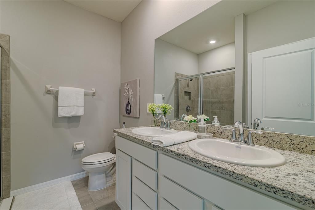 合同活跃: $250,000 (3 贝兹, 2 浴室, 1565 平方英尺)