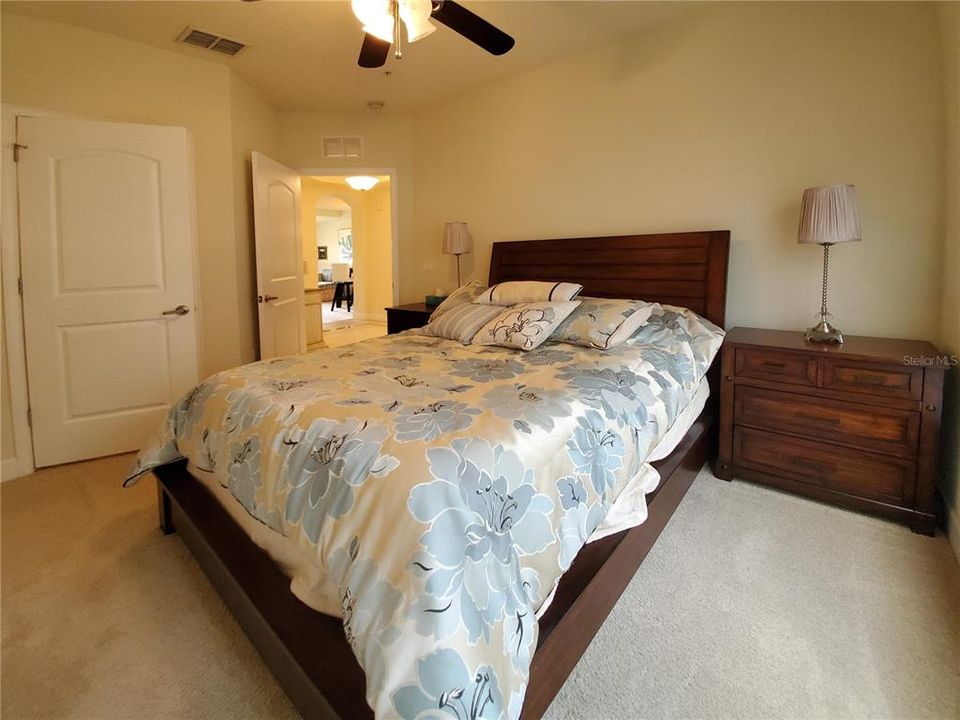 合同活跃: $199,900 (2 贝兹, 2 浴室, 1220 平方英尺)