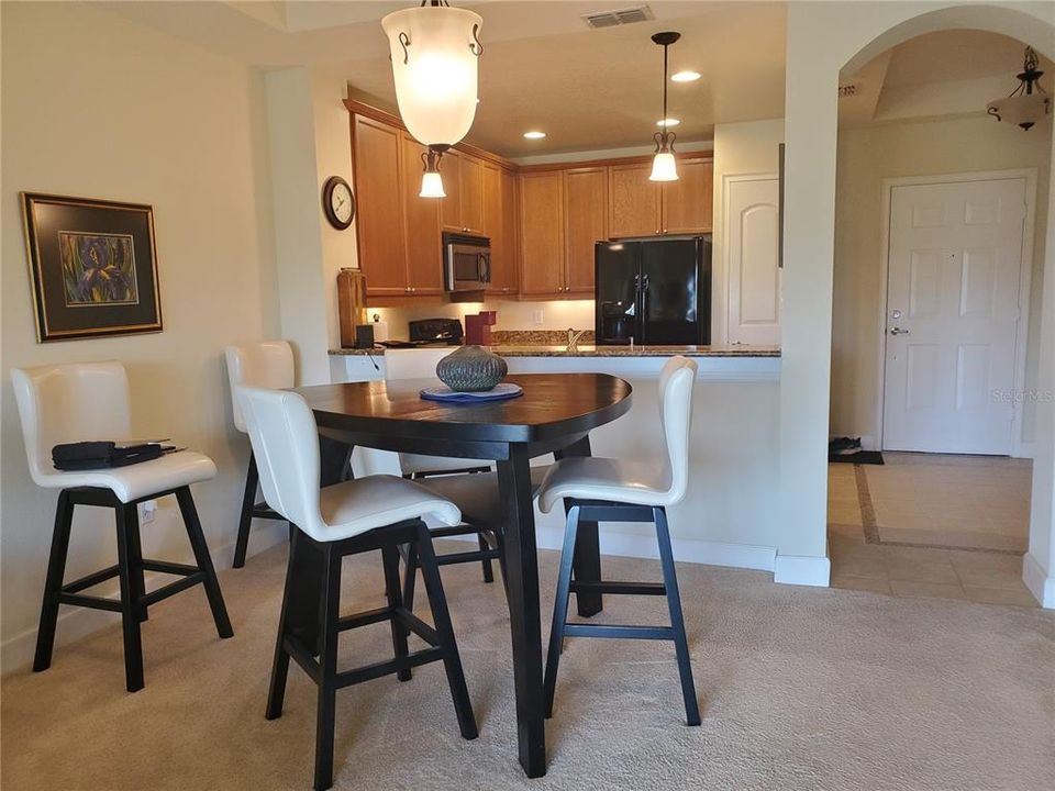 合同活跃: $199,900 (2 贝兹, 2 浴室, 1220 平方英尺)