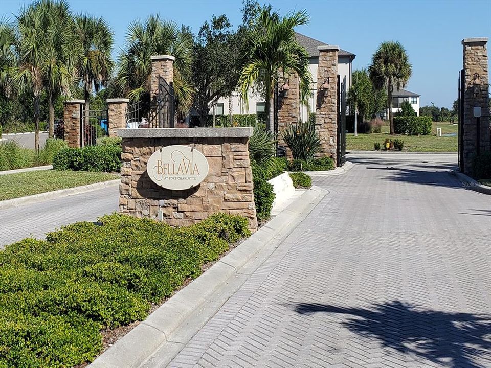 合同活跃: $199,900 (2 贝兹, 2 浴室, 1220 平方英尺)