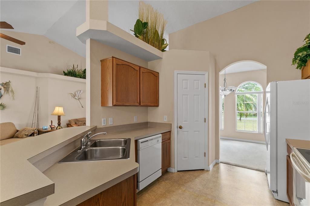 For Sale: $425,000 (3 beds, 2 baths, 1714 Square Feet)