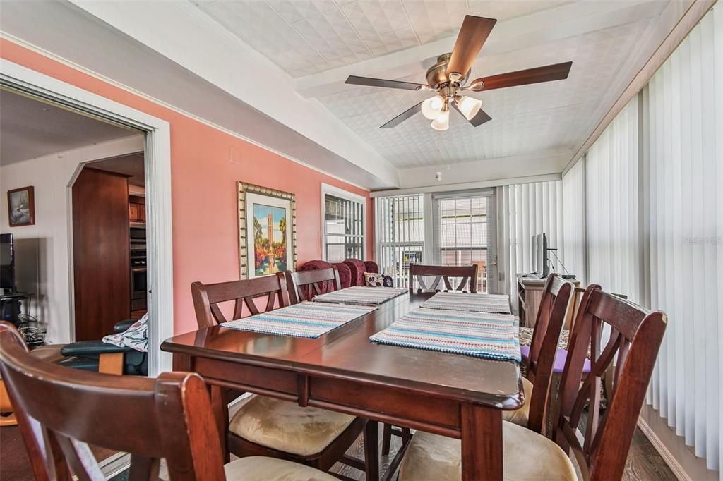 合同活跃: $169,900 (2 贝兹, 2 浴室, 840 平方英尺)