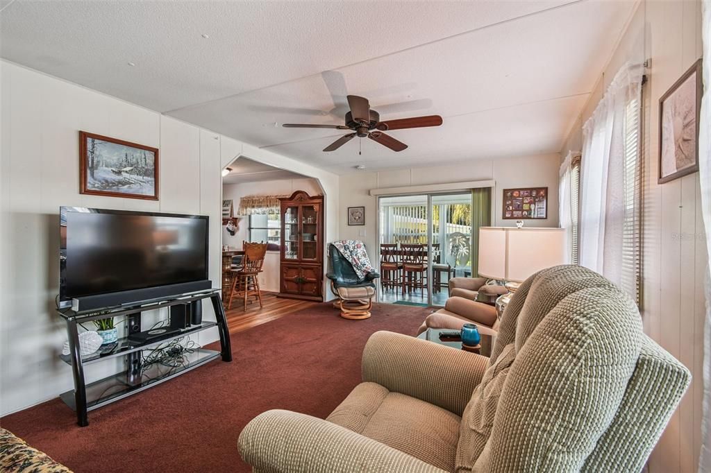 合同活跃: $169,900 (2 贝兹, 2 浴室, 840 平方英尺)