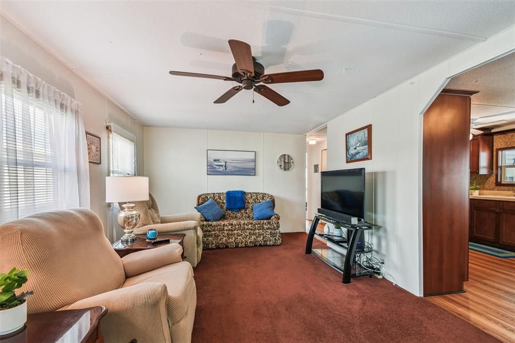 合同活跃: $169,900 (2 贝兹, 2 浴室, 840 平方英尺)