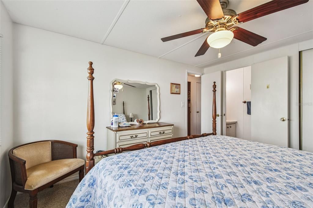 合同活跃: $169,900 (2 贝兹, 2 浴室, 840 平方英尺)