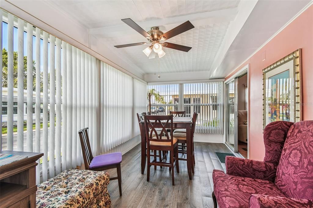 合同活跃: $169,900 (2 贝兹, 2 浴室, 840 平方英尺)