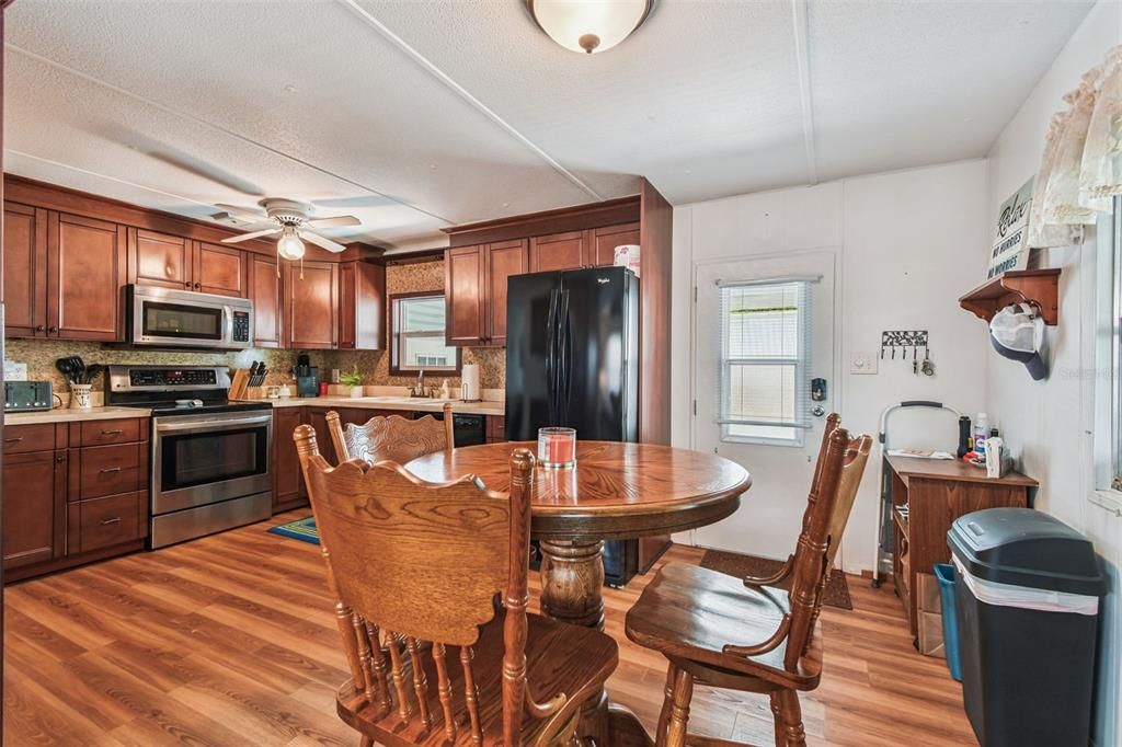 合同活跃: $169,900 (2 贝兹, 2 浴室, 840 平方英尺)