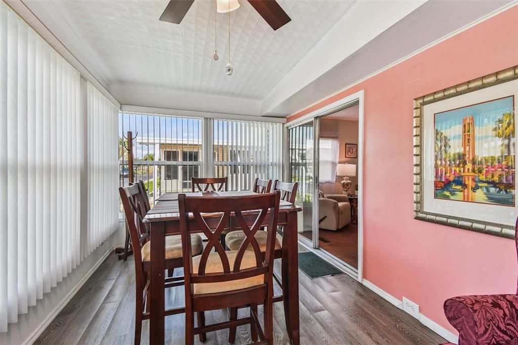 合同活跃: $169,900 (2 贝兹, 2 浴室, 840 平方英尺)