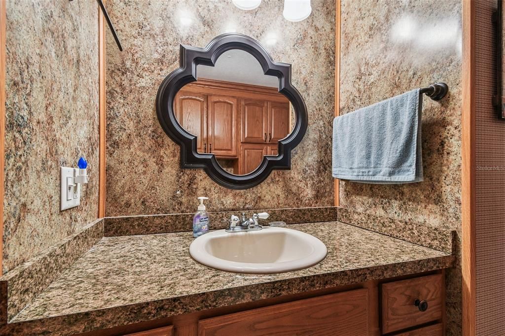 合同活跃: $169,900 (2 贝兹, 2 浴室, 840 平方英尺)