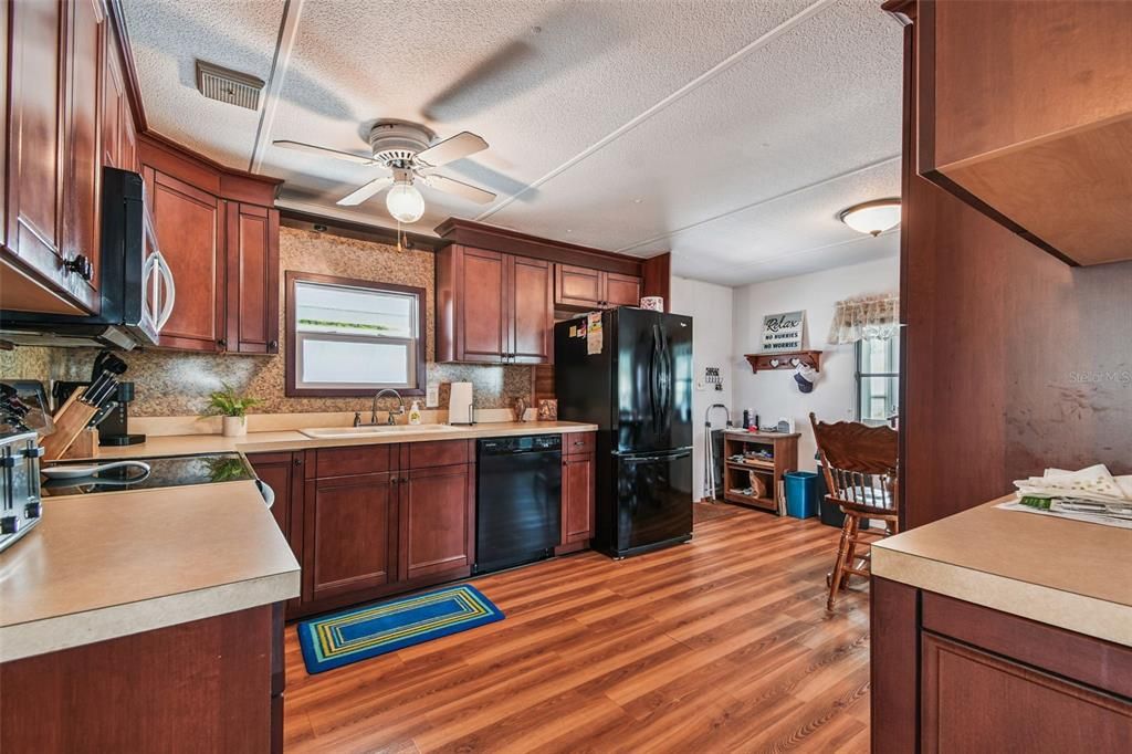 合同活跃: $169,900 (2 贝兹, 2 浴室, 840 平方英尺)