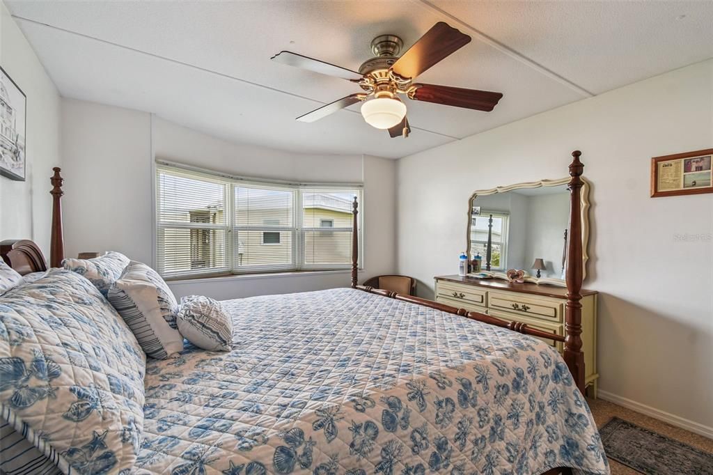 合同活跃: $169,900 (2 贝兹, 2 浴室, 840 平方英尺)