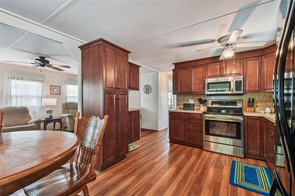 合同活跃: $169,900 (2 贝兹, 2 浴室, 840 平方英尺)