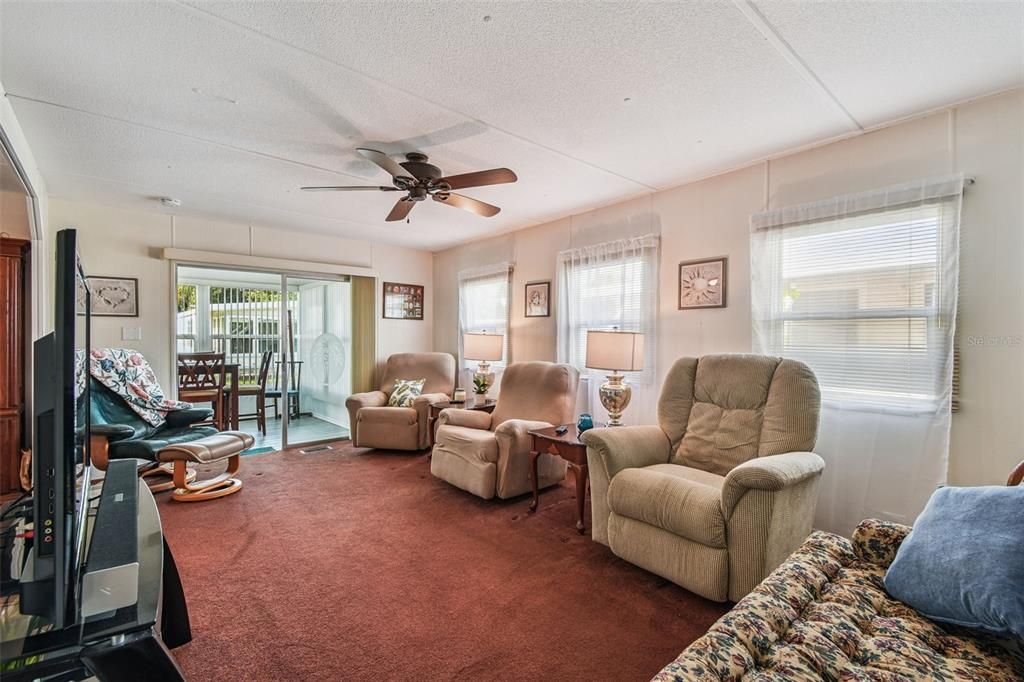 合同活跃: $169,900 (2 贝兹, 2 浴室, 840 平方英尺)