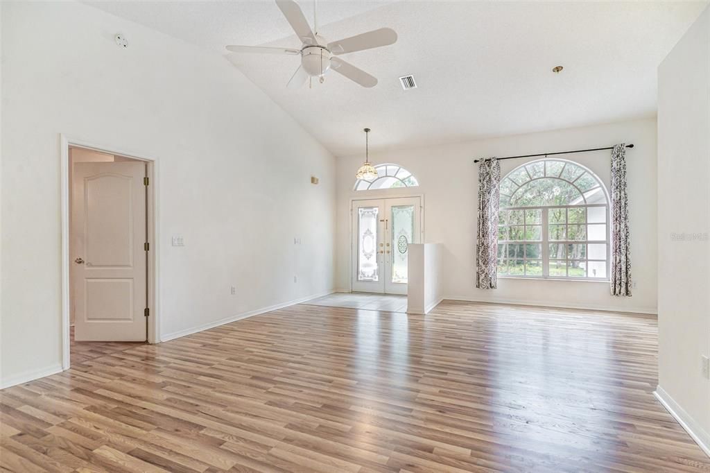 Activo con contrato: $315,000 (3 camas, 2 baños, 1819 Pies cuadrados)