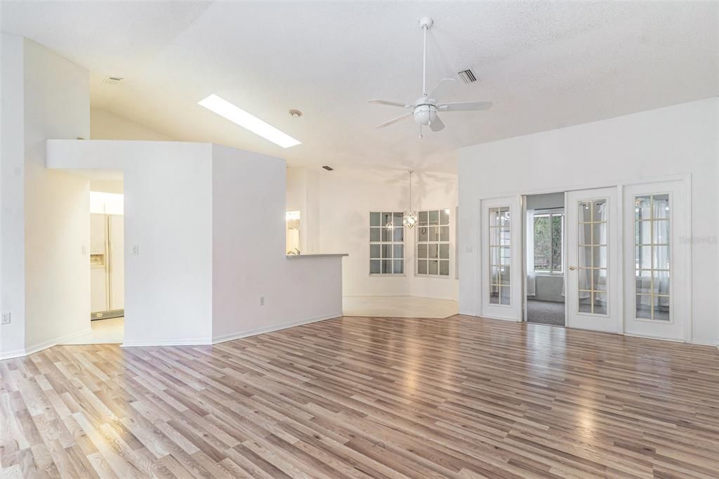 Activo con contrato: $315,000 (3 camas, 2 baños, 1819 Pies cuadrados)