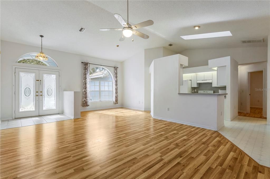 Activo con contrato: $315,000 (3 camas, 2 baños, 1819 Pies cuadrados)