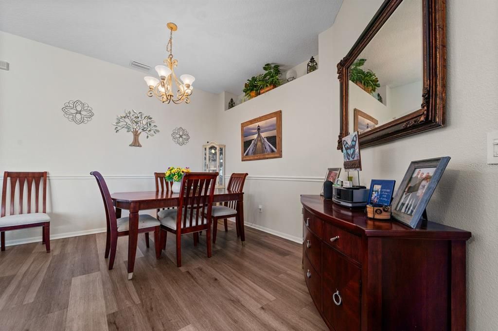 Под контрактом: $639,000 (5 спален, 3 ванн, 2638 Квадратных фут)