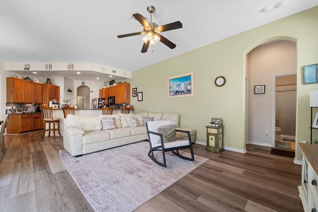 Под контрактом: $639,000 (5 спален, 3 ванн, 2638 Квадратных фут)