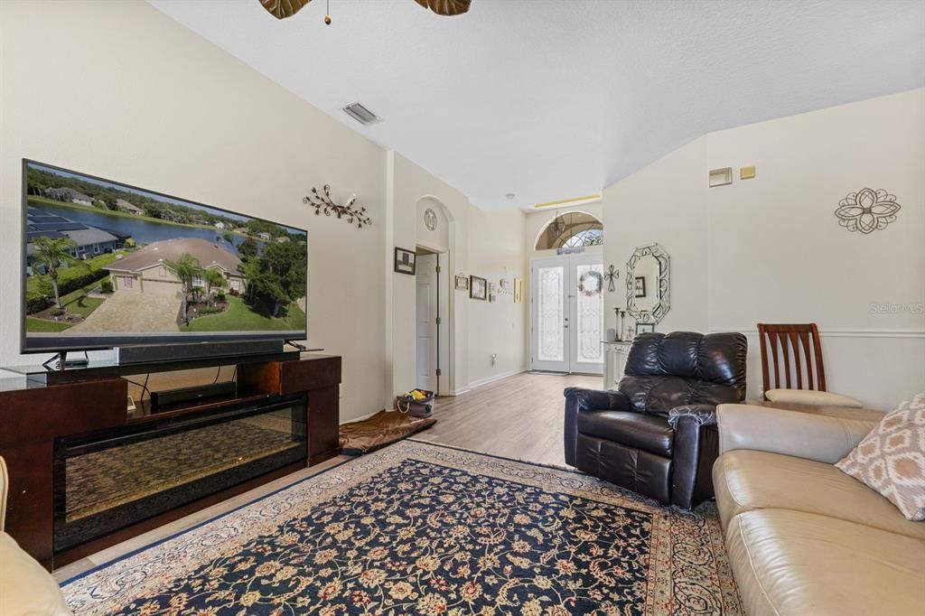 Под контрактом: $639,000 (5 спален, 3 ванн, 2638 Квадратных фут)