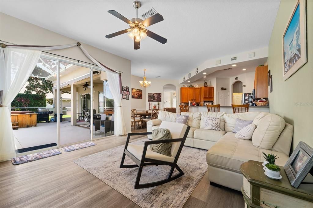 Под контрактом: $639,000 (5 спален, 3 ванн, 2638 Квадратных фут)