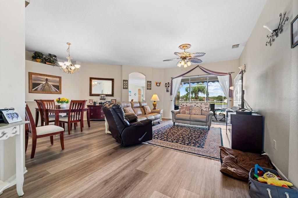 Под контрактом: $639,000 (5 спален, 3 ванн, 2638 Квадратных фут)