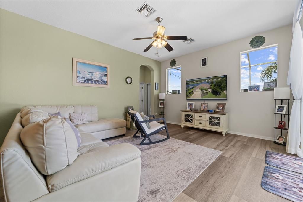 Под контрактом: $639,000 (5 спален, 3 ванн, 2638 Квадратных фут)