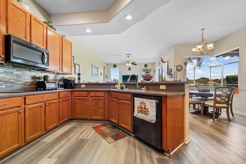 Под контрактом: $639,000 (5 спален, 3 ванн, 2638 Квадратных фут)