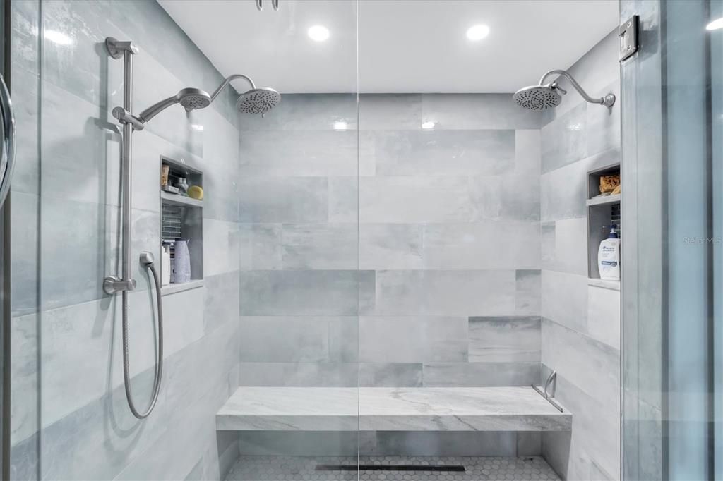 合同活跃: $849,900 (3 贝兹, 3 浴室, 1585 平方英尺)