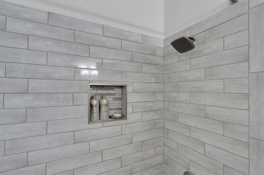 合同活跃: $849,900 (3 贝兹, 3 浴室, 1585 平方英尺)